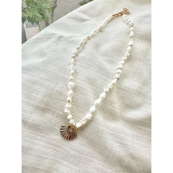 Seashell and clamshell summertime necklace ￼ - Picture 2 of 3